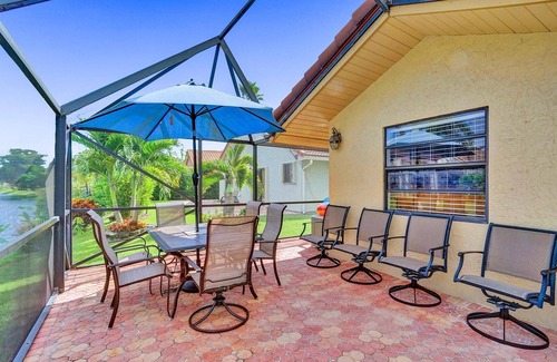 Deerfield Beach Villa | Spacious 4 bedroom, 3 bath Villa with Screened-In Heated Pool, Gourmet Kitchen