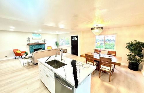 Shoreline West House | Spacious 4-bedroom house in cool Mountain View with WiFi