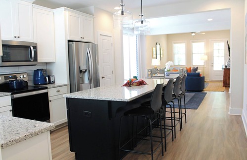 Auburn - Opelika House | Spacious 4-bedroom 3.5 Bath. The War Eagle House Getaway in the Heart of Auburn!
