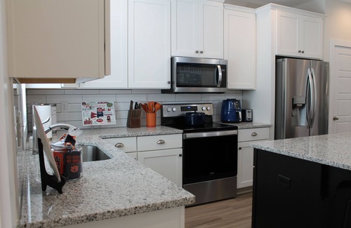 Auburn - Opelika House | Spacious 4-bedroom 3.5 Bath. The War Eagle House Getaway in the Heart of Auburn!