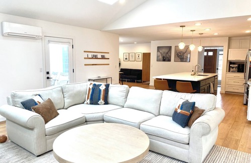 Central Oregon House | Spacious 4 bedroom 3bath House Near Campus. NCAA DISCOUNT