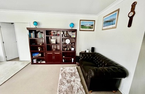 Kenmore House | Spacious 4 bedroom and 4 bathroom entire spacious house