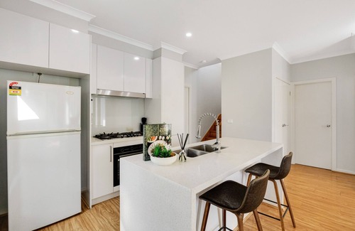 Pascoe Vale House | Spacious 4-Bedroom Family Retreat with Double Garage
