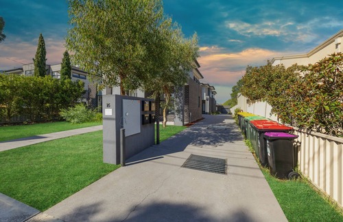 Pascoe Vale House | Spacious 4-Bedroom Family Retreat with Double Garage