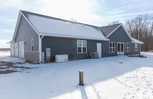 Two Rivers House | Spacious 4-bedroom house with WiFi, in Two Rivers WI, 30 miles from the draft