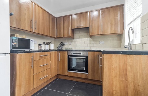 Mayesbrook House | Spacious 4-Bedroom Home in Vibrant East London!