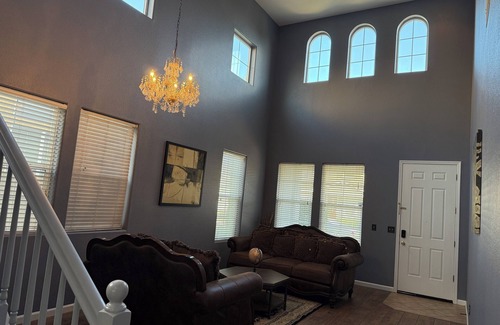 Hood House | Spacious 4-bedroom house in brilliant Elk Grove with AC, WiFi