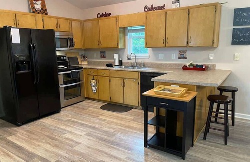 Kingsland House | Spacious 4 bedroom home - Big Yard!