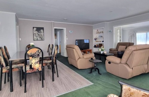 Pakuranga Heights House | Spacious 4 - Bedroom Home With Free Parking