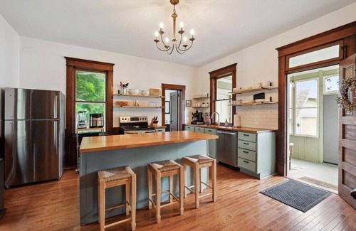 Pella House | Spacious 4 bedroom home with ideal location by downtown. Perfect for groups!