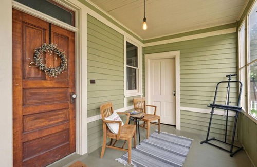 Pella House | Spacious 4 bedroom home with ideal location by downtown. Perfect for groups!