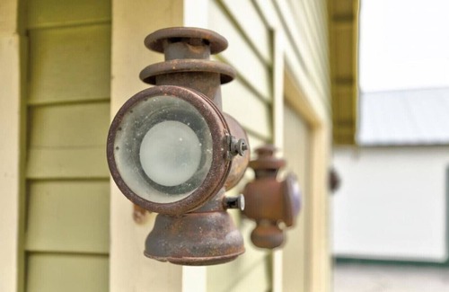 Pella House | Spacious 4 bedroom home with ideal location by downtown. Perfect for groups!