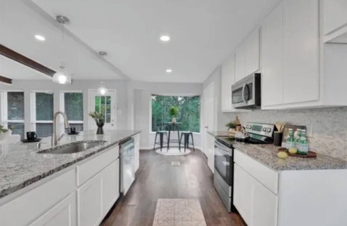 Garland House | Spacious 4-bedroom house in fabulous Garland with AC, WiFi