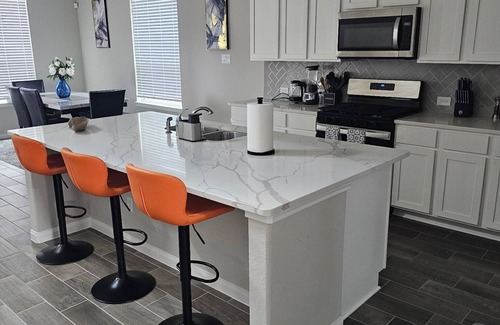 Southeast Houston House | Spacious 4-bedroom house in amazing Houston with WiFi, AC