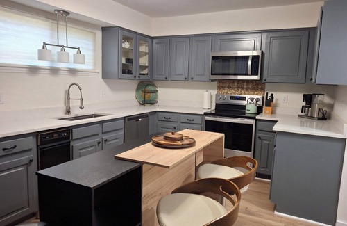 McAlpine Apartment | Spacious 4-bedroom Mid Century Modern Condo Furnished All-Inclusive Sleeps 7