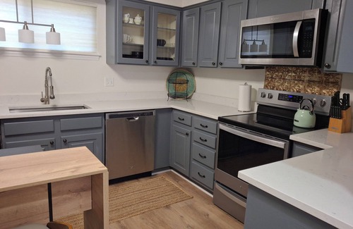 McAlpine Apartment | Spacious 4-bedroom Mid Century Modern Condo Furnished All-Inclusive Sleeps 7