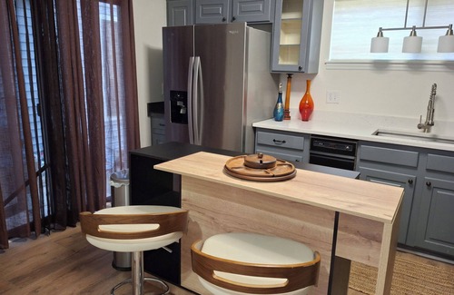 McAlpine Apartment | Spacious 4-bedroom Mid Century Modern Condo Furnished All-Inclusive Sleeps 7