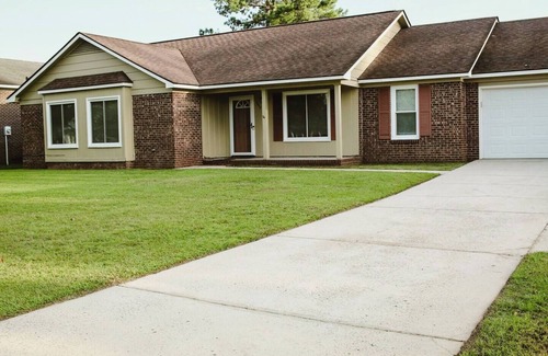 Fayetteville House | Spacious 4-bedroom house in enjoyable Fayetteville with AC, WiFi