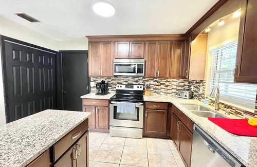 Gainesville House | Spacious 4-bedroom house with Covered Private Pool in Gainesville