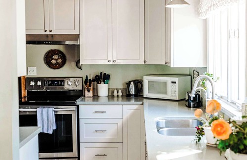 Great Falls House | Spacious 4-bedroom 3 bathroom, Non-Smoking home with parking on premises