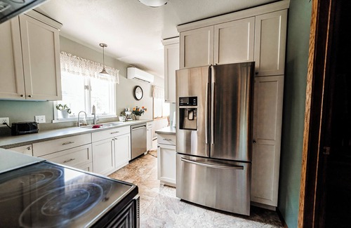 Great Falls House | Spacious 4-bedroom 3 bathroom, Non-Smoking home with parking on premises