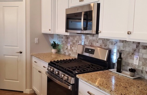 Biggs Field House | Spacious 4-bedroom house 19 Guests in delightful Horizon City with WiFi, AC