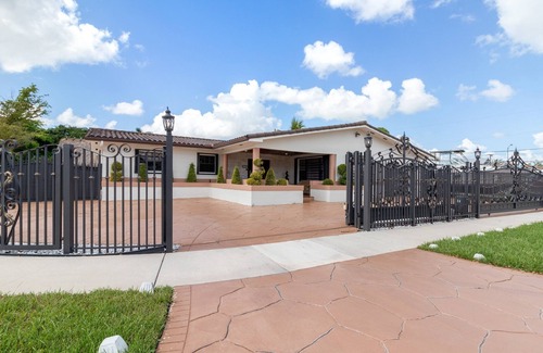 Hialeah House | Spacious 4 Bedroom Vacation Home With Pool