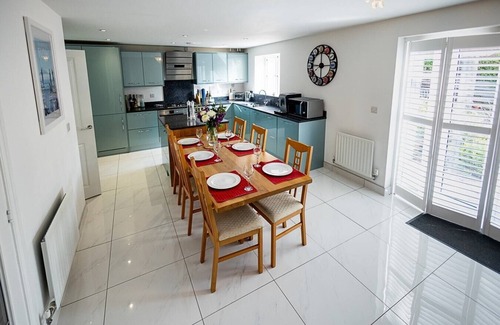 Romsey House | Spacious 4BD Home with Patio garden, BBQ and Parking