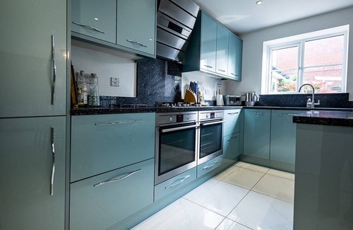 Romsey House | Spacious 4BD Home with Patio garden, BBQ and Parking