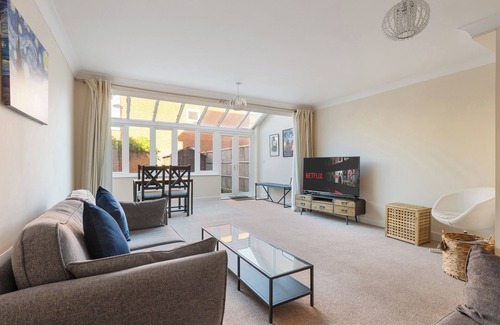Redhill House | Spacious 4Bed House Redhill Train Station