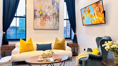 Downtown Apartment | Spacious 4BR Apt, Sleeps 8, Downtown by Theaters