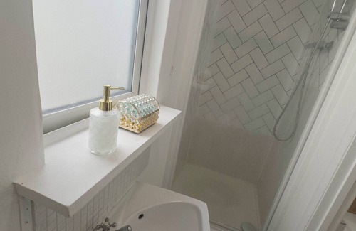 Hale House | Spacious 4BR Bungalow with Parking Near Spider-Man Filming Locations