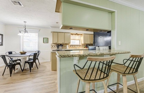 Shenandoah House | Spacious 4BR for Groups - 3 min to Woodlands Mall, Concerts & More!
