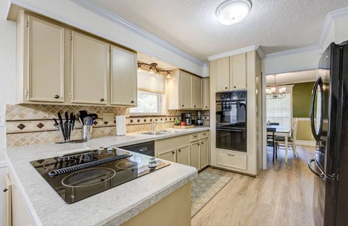 Shenandoah House | Spacious 4BR for Groups - 3 min to Woodlands Mall, Concerts & More!