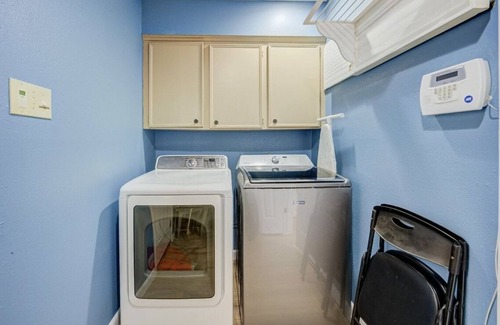 Shenandoah House | Spacious 4BR for Groups - 3 min to Woodlands Mall, Concerts & More!