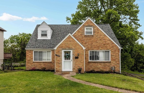 Pittsburgh Apartment | Spacious 4BR Home-Big Yard, Huge Driveway