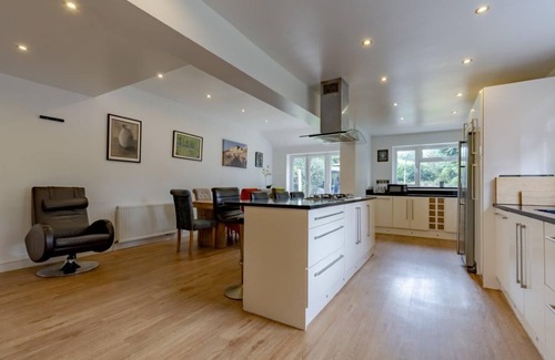 Moseley House | Spacious 4BR Home in Moseley Village, near City Centre