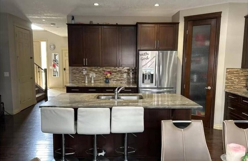 Airdrie House | Spacious 4BR Retreat- Perfect for Families & Groups!