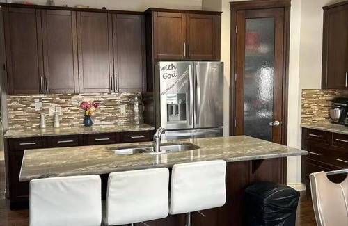 Airdrie House | Spacious 4BR Retreat- Perfect for Families & Groups!