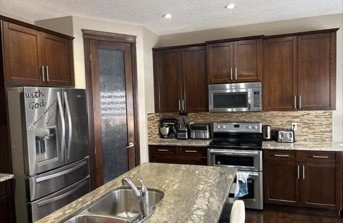 Airdrie House | Spacious 4BR Retreat- Perfect for Families & Groups!