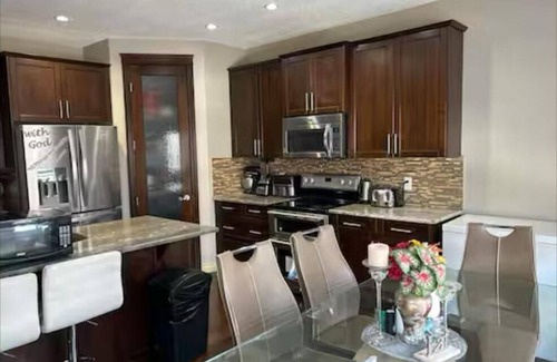 Airdrie House | Spacious 4BR Retreat- Perfect for Families & Groups!