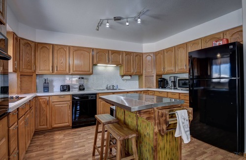 Cheyenne Meadows House | Spacious 5 BDR 3 BA House with Hot Tub, BBQ, Fire Pit, Home Gym, Mountain View