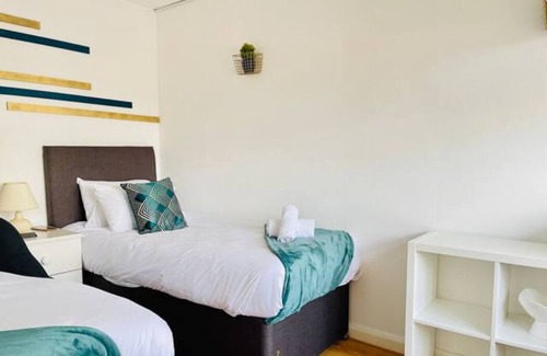 Cambridge House | Spacious 5 bed can sleep 15. 2 tv rooms , 2 bath, garden & parking for 6 cars