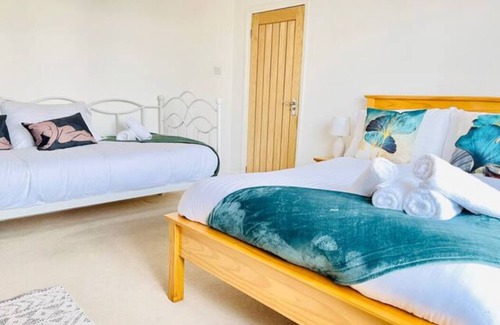 Cambridge House | Spacious 5 bed can sleep 15. 2 tv rooms , 2 bath, garden & parking for 6 cars