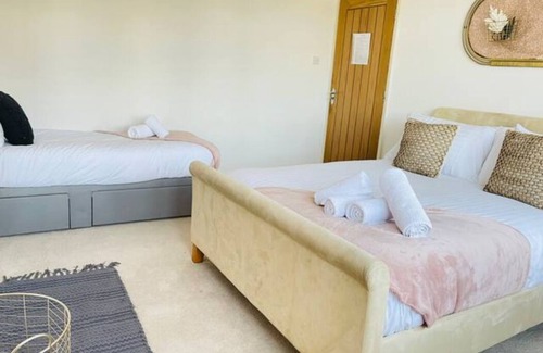 Cambridge House | Spacious 5 bed can sleep 15. 2 tv rooms , 2 bath, garden & parking for 6 cars