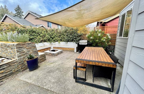 Newberg House | Spacious 5-Bed Retreat w/Firepit, Pet-Friendly & Updated Interiors!