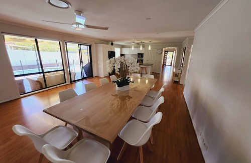 Hamlyn Terrace House | Spacious 5 bedroom home with a pool, perfect for family getaways.