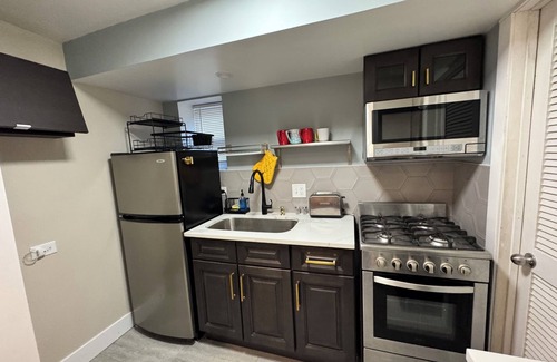 Pilsen House | Spacious 5-bedroom, 2.5 baths Coach House in East Pilsen with A/C and WIFI