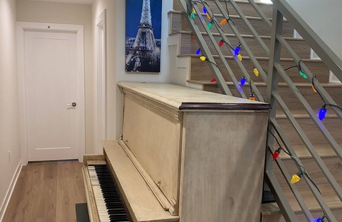 Los Angeles Apartment | Spacious 5-bedroom apartment in cool Los Angeles with AC, WiFi