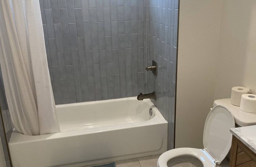 Los Angeles Apartment | Spacious 5-bedroom apartment in cool Los Angeles with AC, WiFi